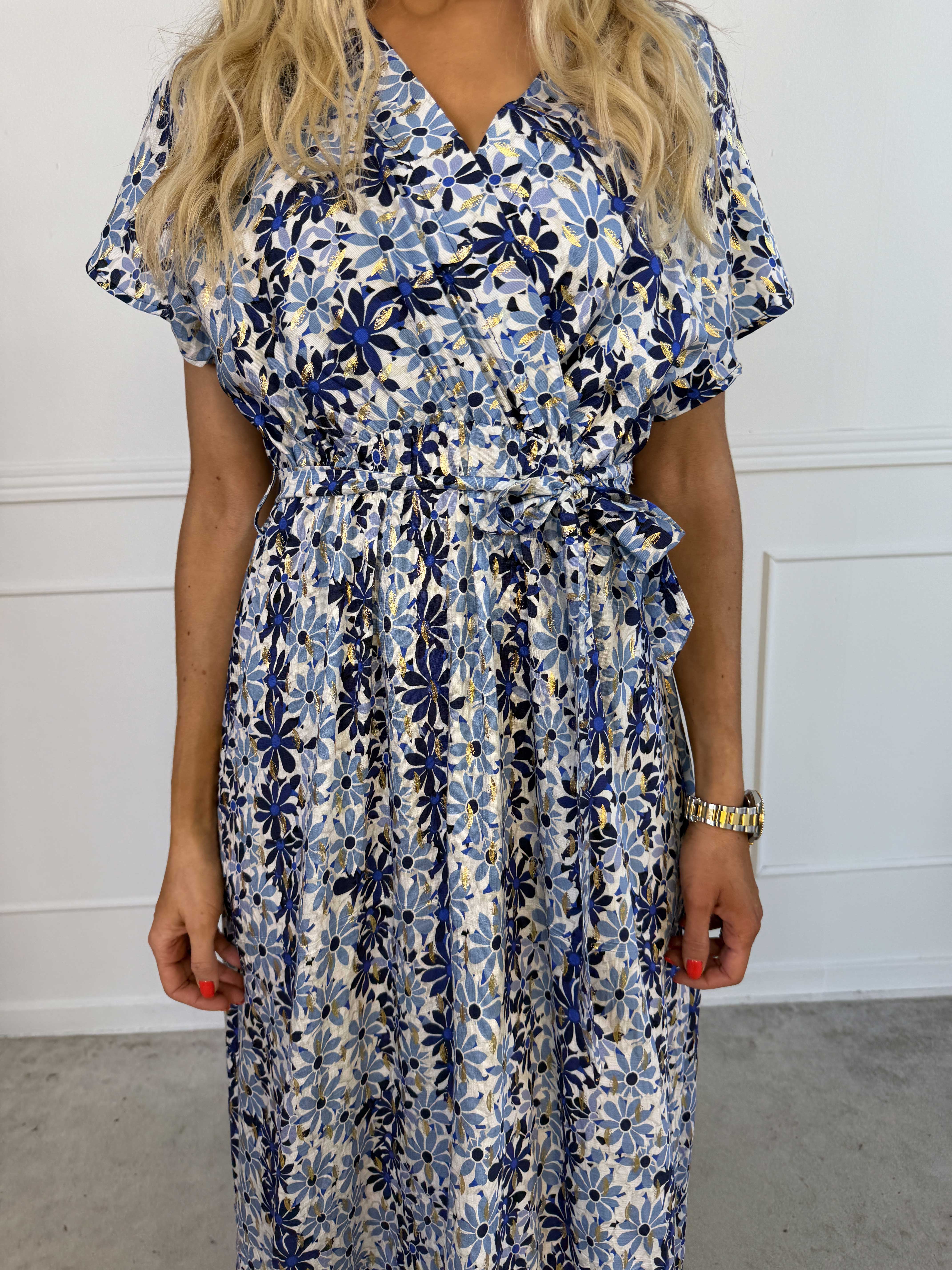 Rima - Lang blomstret kjole i viskose med guld dutter